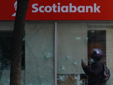 Sujetos saquearon sucursal del banco Scotiabank en Santiago durante manifestaciones