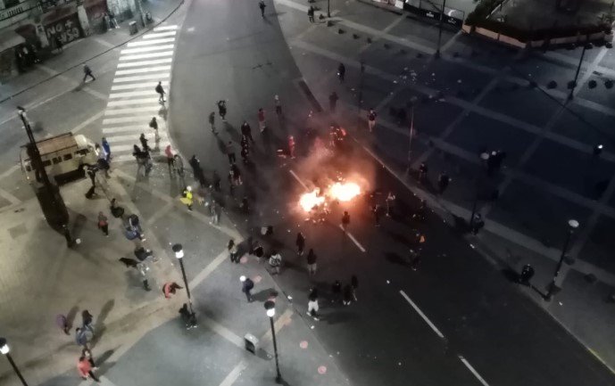 Barricadas y enfrentamientos se registraron en plaza Aníbal Pinto e inmediaciones en Valparaíso