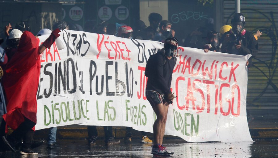 Manifestaciones en plaza Baquedano y la Alameda generan incidentes y cortes de tránsito