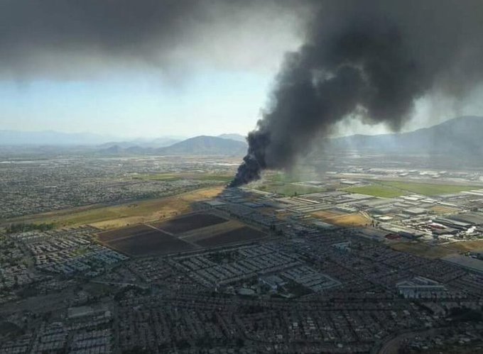 Gigantesco incendio en Renca: Se quema bodega de neumáticos