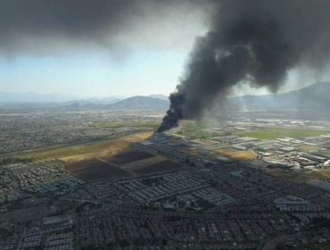 Gigantesco incendio en Renca: Se quema bodega de neumáticos