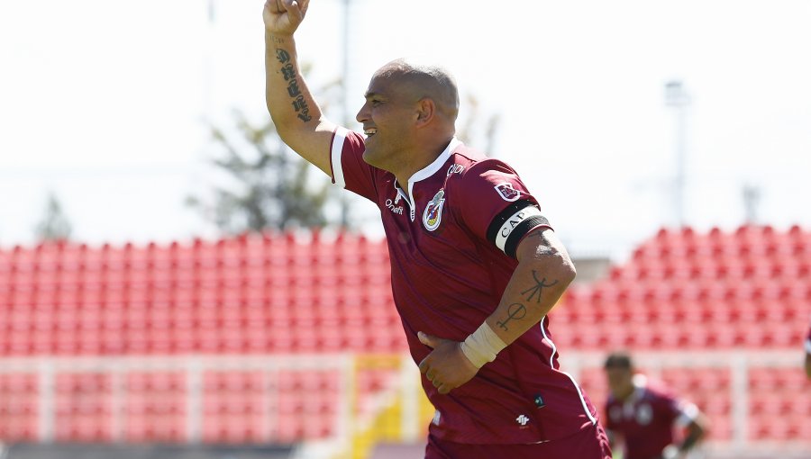 Humberto Suazo superó los 100 goles en primera división