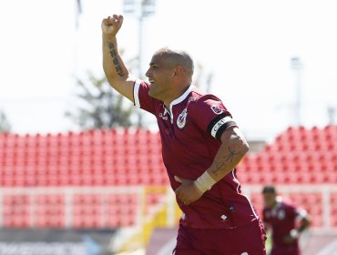 Humberto Suazo superó los 100 goles en primera división