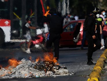 Manifestación en inmediaciones de La Moneda provoca el corte de tránsito en la Alameda