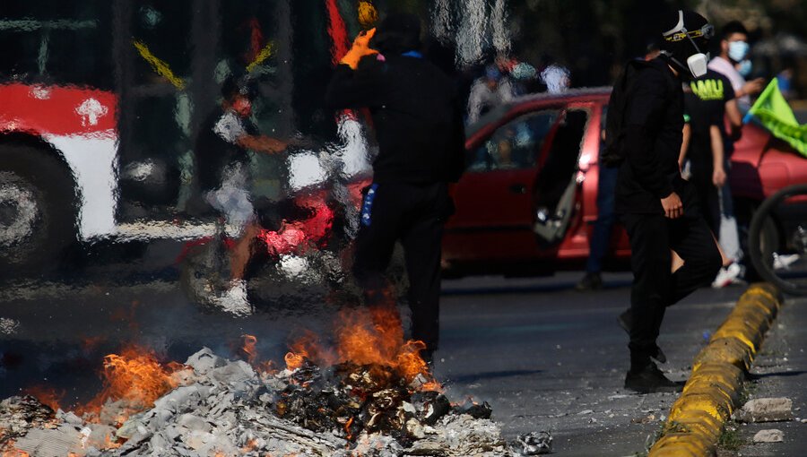 Manifestación en inmediaciones de La Moneda provoca el corte de tránsito en la Alameda