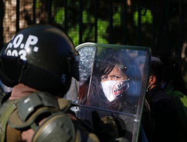 Un centenar de personas se manifestó en el plan de Valparaíso: hubo enfrentamientos con Carabineros