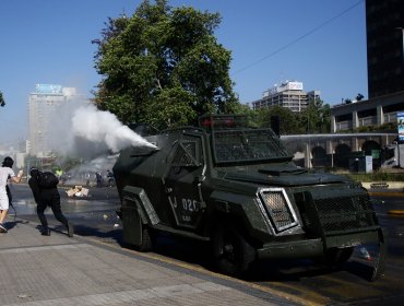 Al menos 11 detenidos por desórdenes en alrededores de La Moneda: una farmacia fue saqueada