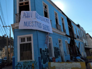 Vecinos cerraron motel destruido por incendio en Valparaíso: hasta denuncias de zoofilia reportaron