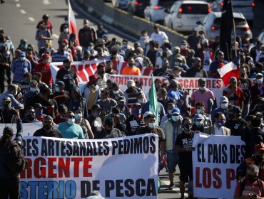 Pescadores de Valparaíso marcharon hacia el Congreso Nacional exigiendo la nulidad de la Ley de Pesca