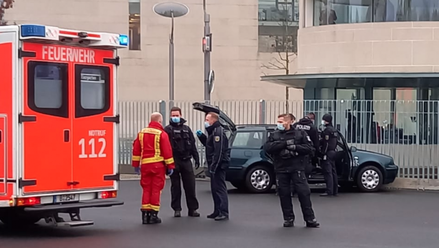 Hombre estrelló su vehículo contra oficinas de Angela Merkel en Alemania: protestaba contra la globalización