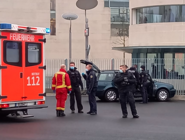 Hombre estrelló su vehículo contra oficinas de Angela Merkel en Alemania: protestaba contra la globalización