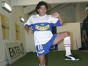 El día que Maradona se puso la camiseta de la UC y le hizo una reverencia a los cruzados