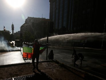 Nueva manifestación en inmediaciones de La Moneda provoca enfrentamientos y cortes de tránsito