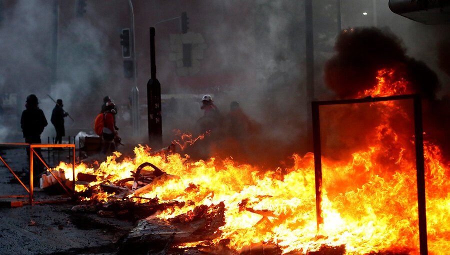 12 detenidos y una tienda saqueada dejan manifestaciones en inmediaciones de La Moneda