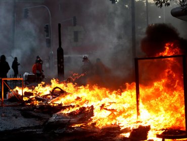 12 detenidos y una tienda saqueada dejan manifestaciones en inmediaciones de La Moneda