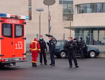 Hombre estrelló su vehículo contra oficinas de Angela Merkel en Alemania: protestaba contra la globalización