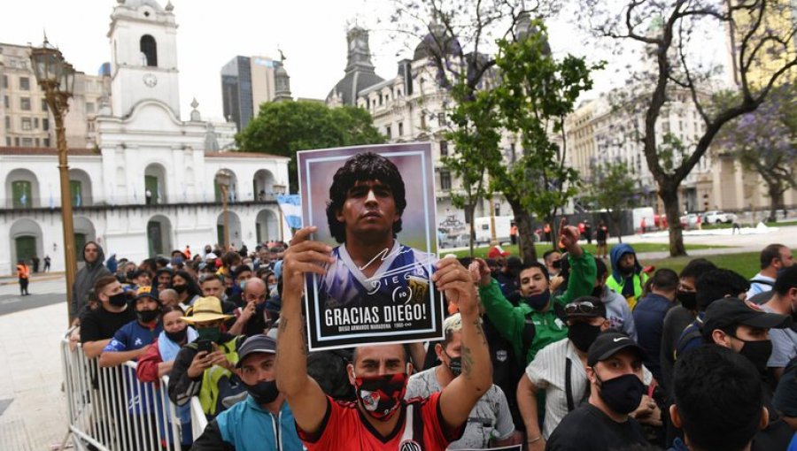 Lágrimas y cánticos marcan el multitudinario velorio de Diego Maradona en Casa Rosada