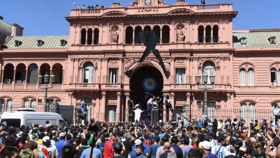 Por disturbios suspenden el velorio de Diego Maradona y su cuerpo es trasladado al cementerio