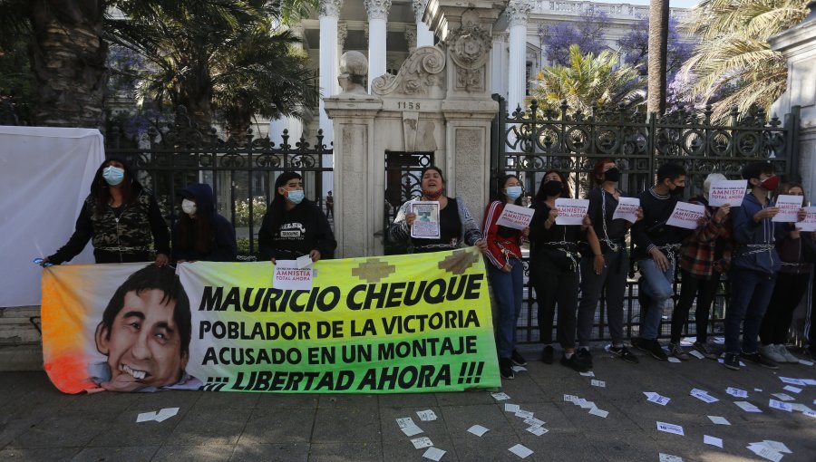 Desalojan a manifestantes que se encadenaron en la sede de Santiago del Congreso Nacional