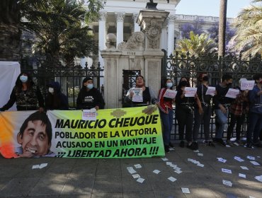 Desalojan a manifestantes que se encadenaron en la sede de Santiago del Congreso Nacional