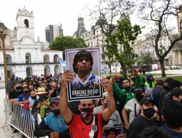 Lágrimas y cánticos marcan el multitudinario velorio de Diego Maradona en Casa Rosada