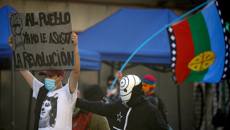 Manifestantes se enfrentan a Carabineros en diversas calles del plan de Valparaíso