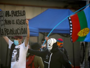 Manifestantes se enfrentan a Carabineros en diversas calles del plan de Valparaíso