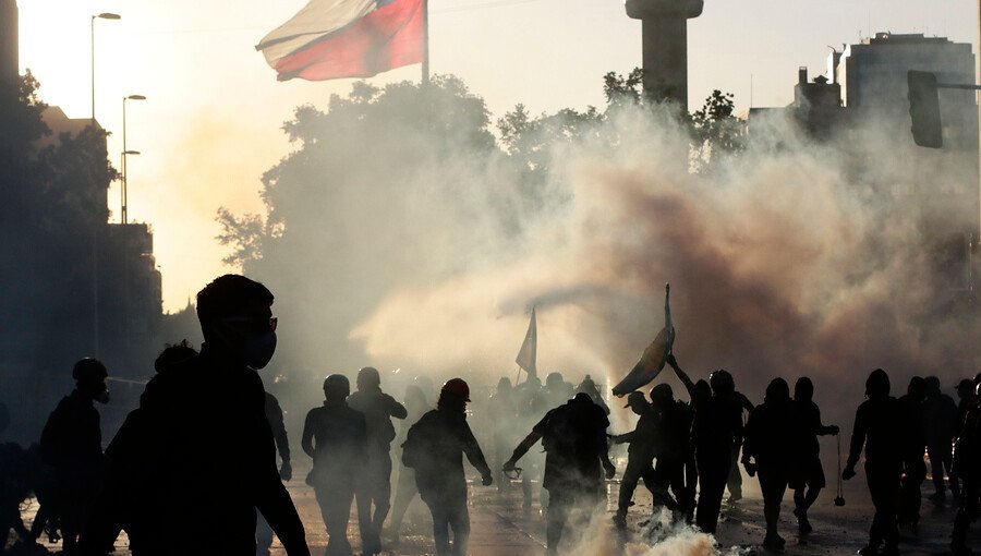 Al menos 22 detenidos por manifestaciones, enfrentamientos y saqueo en el centro de Santiago