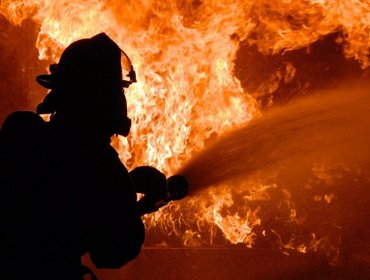 Ataque incendiario deja dos inmuebles destruidos en hacienda de Temuco