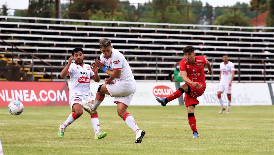 Ñublense rescata un agónico empate ante Valdivia y estira su ventaja en Primera B