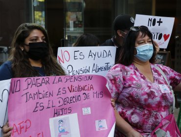 Mujeres protestan en Superintendencia de Pensiones por deudas de alimentos