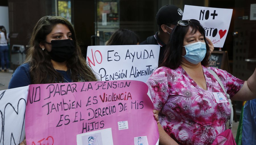 Mujeres protestan en Superintendencia de Pensiones por deudas de alimentos