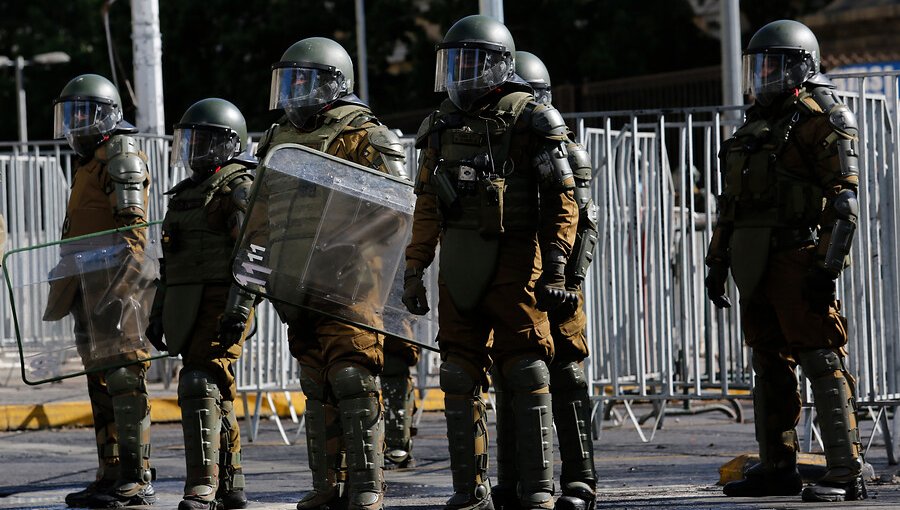 Enfrentamientos y desórdenes se registran en nueva jornada de manifestaciones en el centro de Santiago