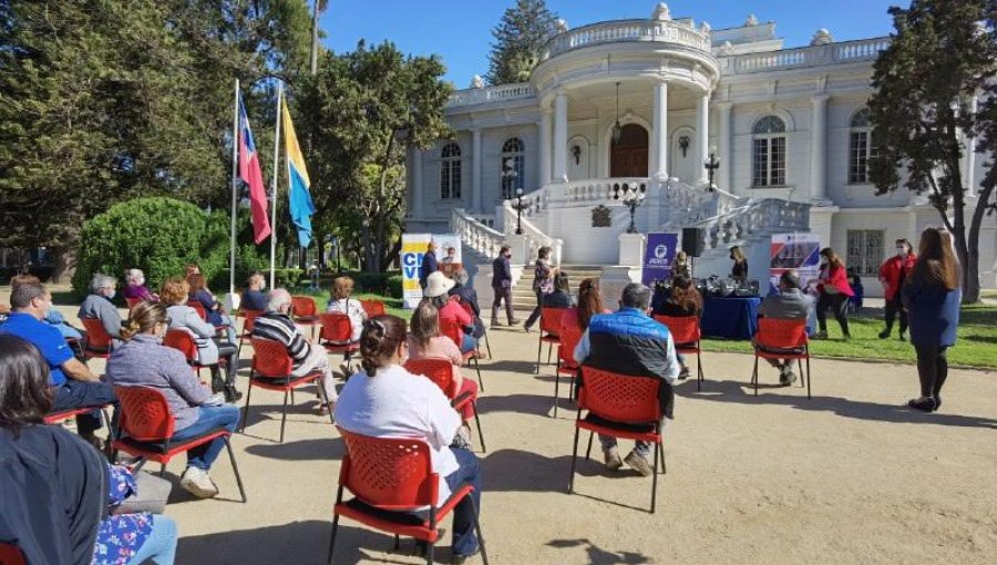 Comerciantes de barrio de Viña del Mar recibieron smartphones para que se capaciten sobre la Ley del Consumidor