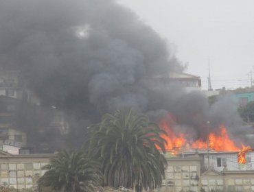 Incendio consume al menos dos viviendas en sector del cerro Playa Ancha de Valparaíso