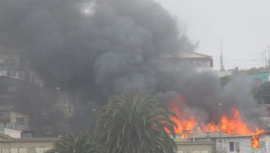 Incendio consume al menos dos viviendas en sector del cerro Playa Ancha de Valparaíso