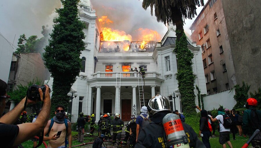 Tribunal repetirá juicio contra inculpado por incendio en campus de la U. Pedro de Valdivia en Providencia