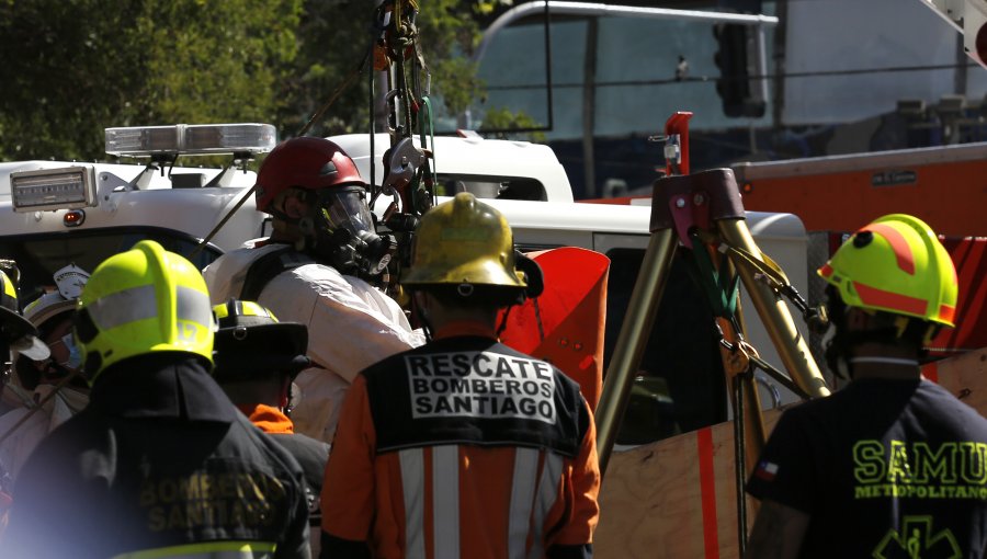 Adulto mayor falleció tras caer a una cámara de alcantarillado en transitada arteria de Santiago