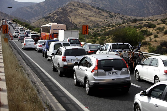 Unos 400 mil vehículos saldrán de la región Metropolitana por “fin de semana largo”