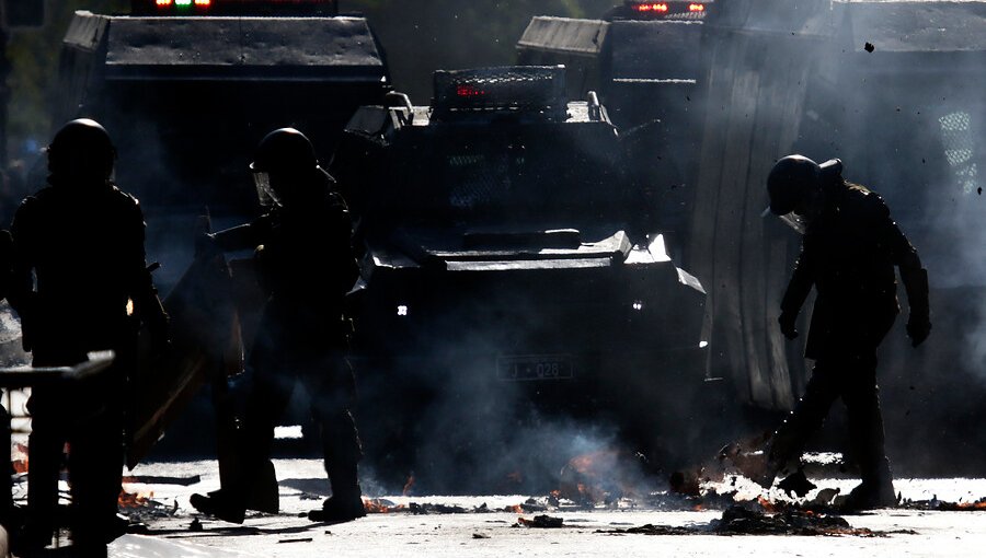 21 detenidos deja nueva jornada de manifestaciones y desórdenes en el centro de Santiago