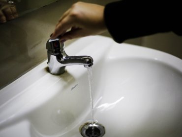 Consumo de agua cayó 2,1% en octubre, mayormente en industria y comercio