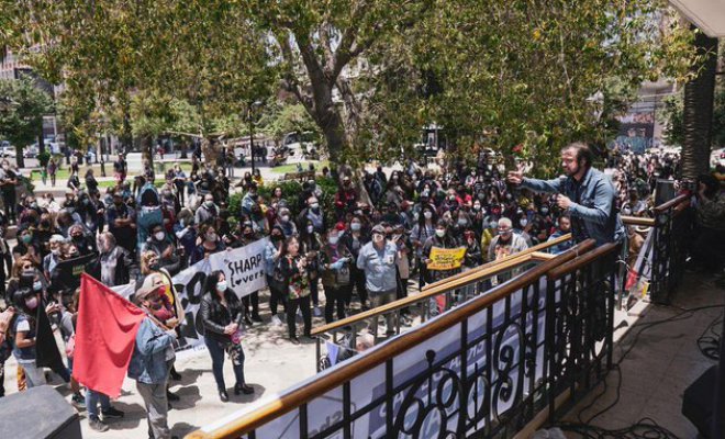 "Se caen muchos mitos hoy": En solo una tarde Jorge Sharp reúne 1.700 firmas para ir a la re-elección en Valparaíso