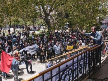 "Se caen muchos mitos hoy": En solo una tarde Jorge Sharp reúne 1.700 firmas para ir a la re-elección en Valparaíso