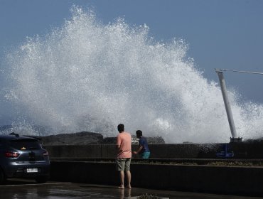 Armada emite alerta por marejadas entre Arica y Constitución: se esperan olas de hasta dos metros de altura