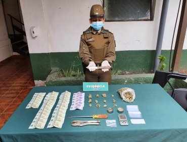 Fuerte olor a marihuana delató a dos sujetos en feria de Viña: Carabineros los detuvo y decomisó arma cortopunzante