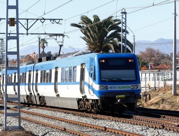 Graban en Quilpué a hombre parado sobre el techo de un vagón en movimiento del Metro