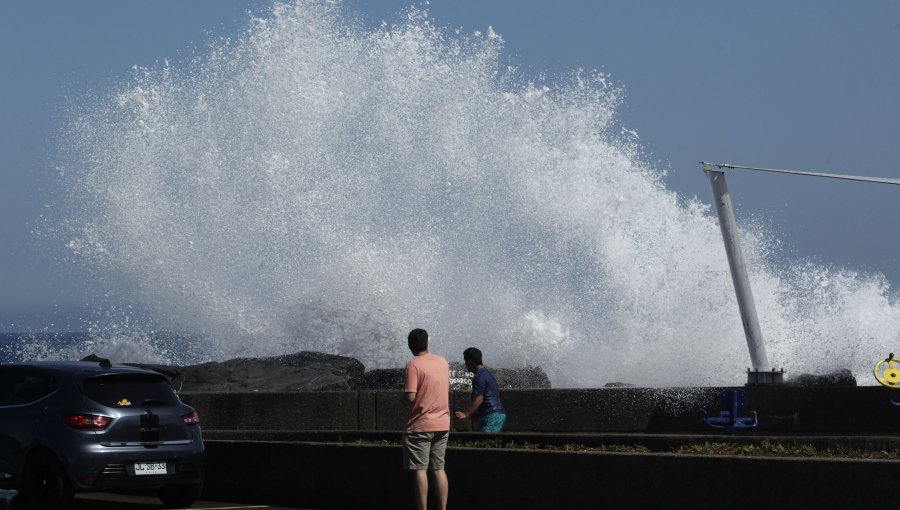 Armada emite alerta por marejadas entre Arica y Constitución: se esperan olas de hasta dos metros de altura