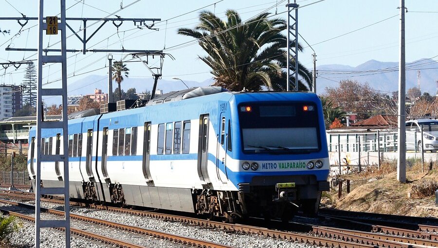 Graban en Quilpué a hombre parado sobre el techo de un vagón en movimiento del Metro