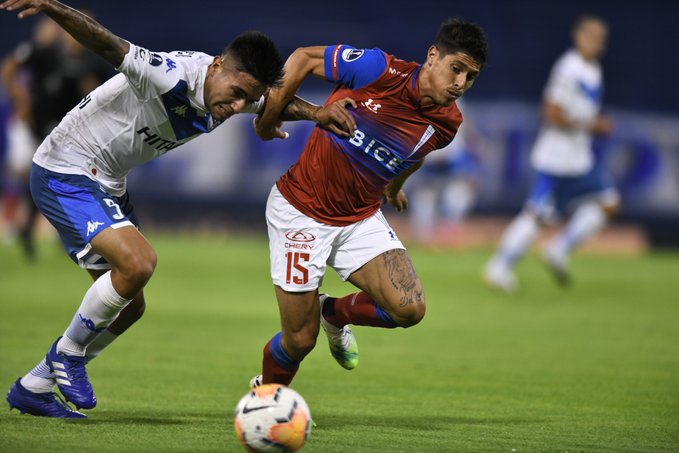 Católica venció a Vélez en Argentina y puso un pie en semifinales de la Sudamericana