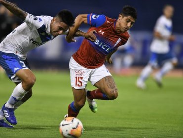 Católica venció a Vélez en Argentina y puso un pie en semifinales de la Sudamericana